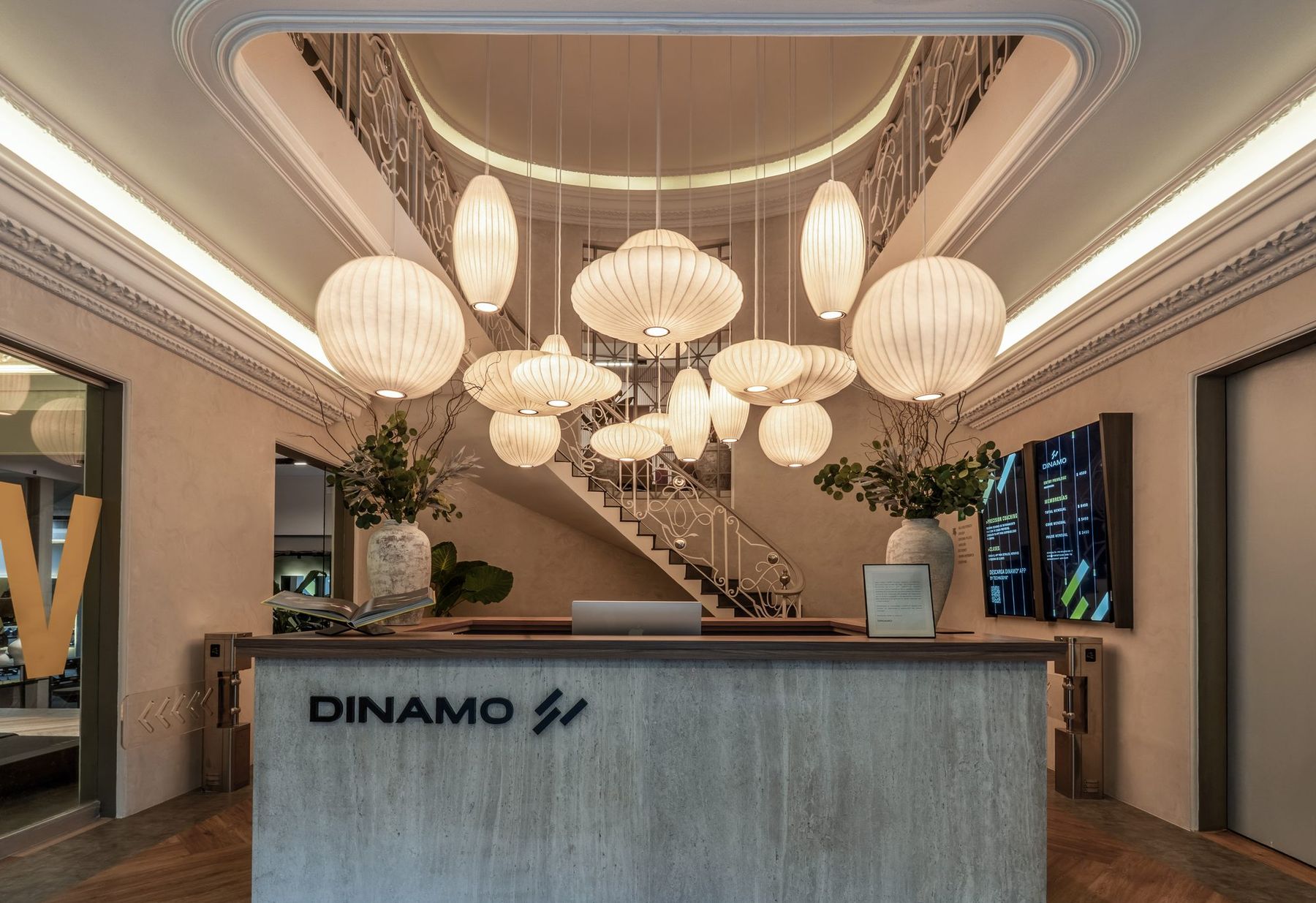 Recepción y escalera principal de DINAMO